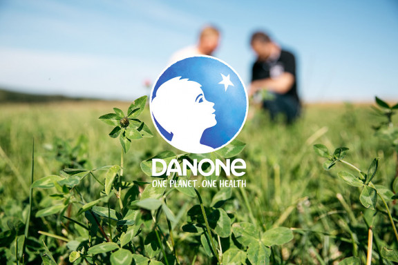 Logo DANONE One Planet. One Health na tle pola