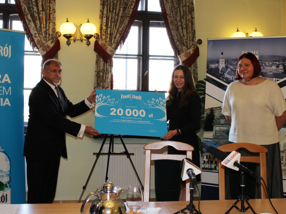 Przekazanie czeku przez Żywiec Zdrój w Urzędzie Miasta