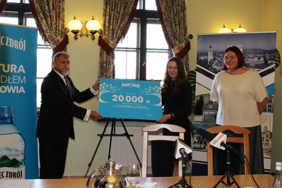 Przekazanie czeku przez Żywiec Zdrój w Urzędzie Miasta