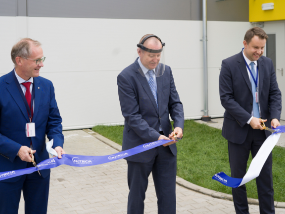 Nutricia Danone oficjalnie otwiera nową linię tubek w Opolu - przecięcie wstęgi