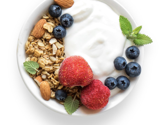 miseczka z jogurtem, musli, migdałami i owocami